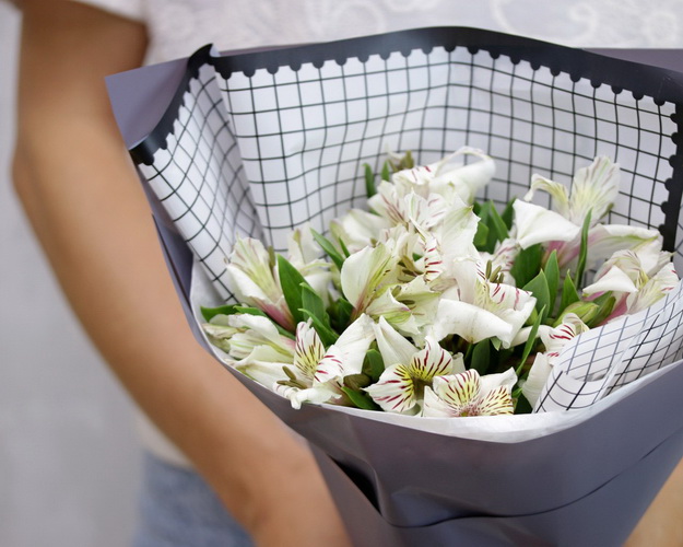 Букет з 5 альстромерій у дизайнерській упаковці