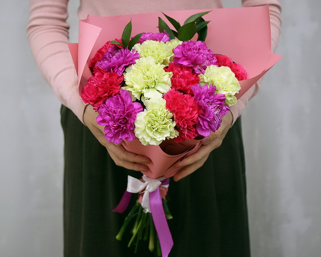 Букет із 13 діантусів яскравий мікс із зеленню