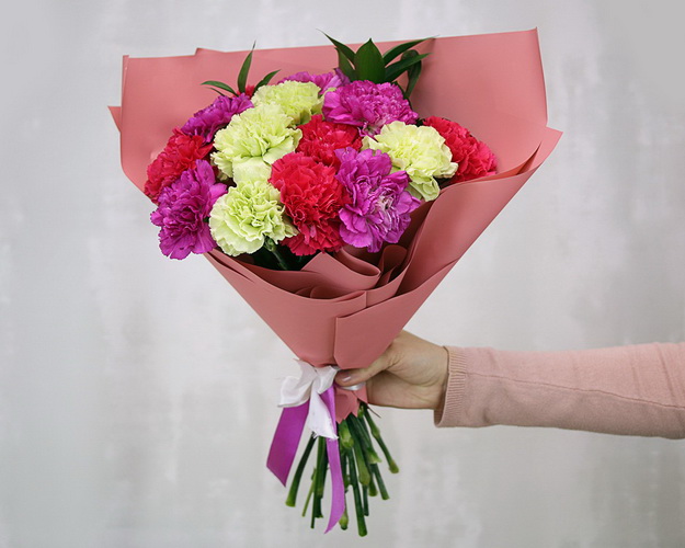 Букет із 13 діантусів яскравий мікс із зеленню