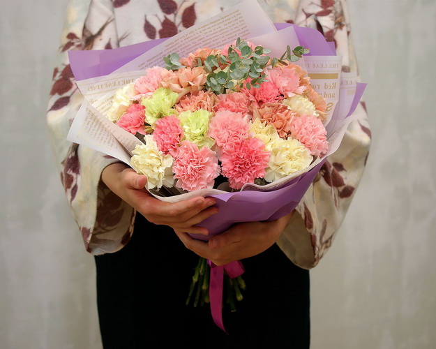 Букет з 25 діантусів мікс із зеленню в дизайнерській упаковці