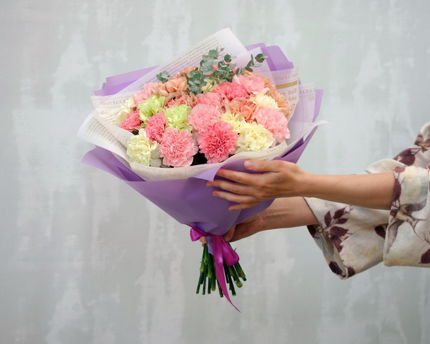 Букет з 25 діантусів мікс із зеленню в дизайнерській упаковці