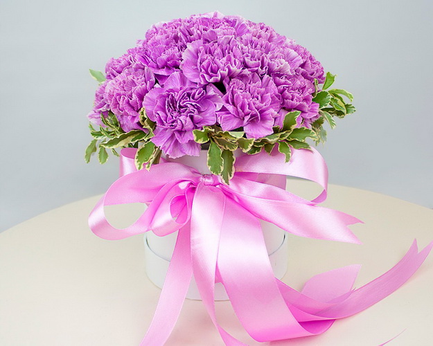 Композиція із місячних гвоздик Лілове небо