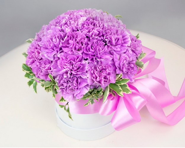 Композиція із місячних гвоздик Лілове небо