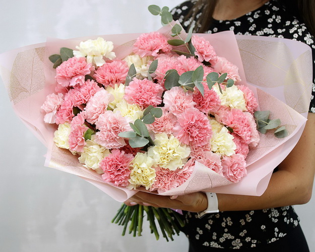 Букет з 51 діантуса мікс із зеленню в стильній упаковці