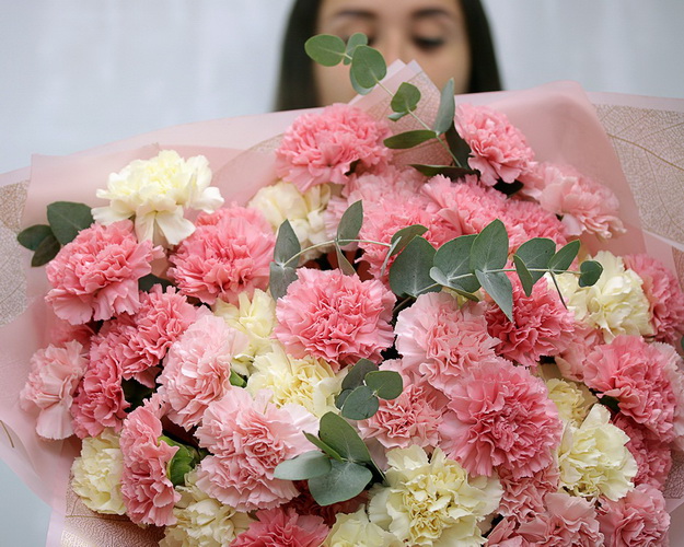 Букет з 51 діантуса мікс із зеленню в стильній упаковці