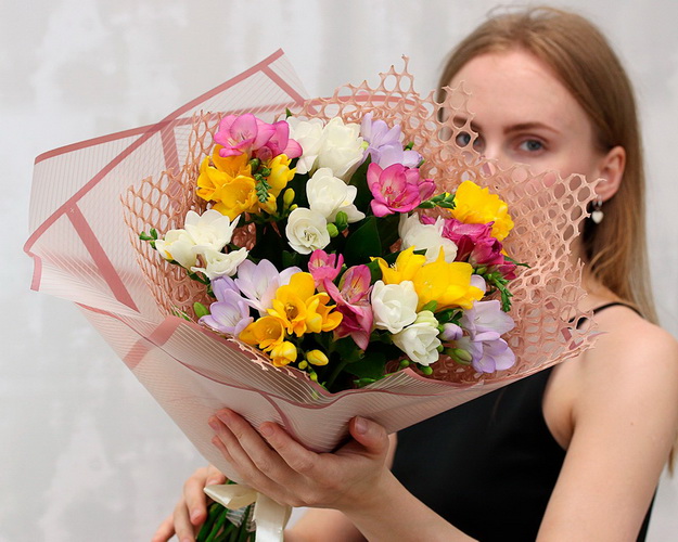 Букет із 15 фрезій мікс у стильній упаковці