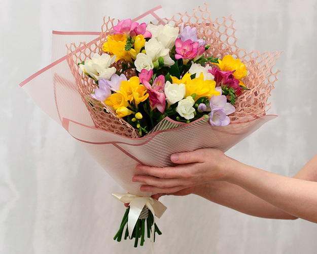 Букет із 15 фрезій мікс у стильній упаковці