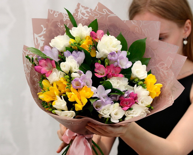 Букет із 25 фрезій мікс у дизайнерській упаковці