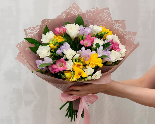 Букет із 25 фрезій мікс у дизайнерській упаковці