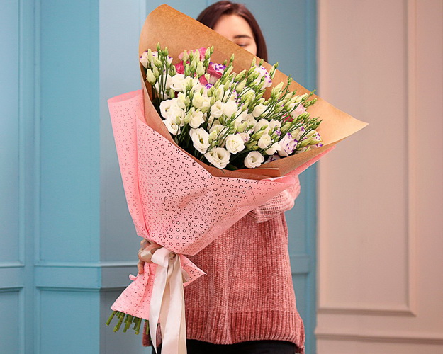 Букет з 21 лізіантусу мікс в упаковці