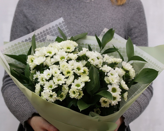 Букет із 11 білих кущових хризантем із зеленню