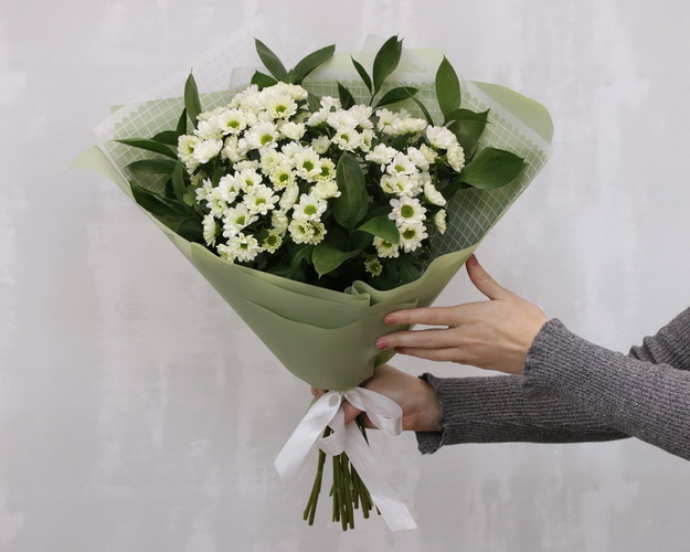 Букет із 11 білих кущових хризантем із зеленню