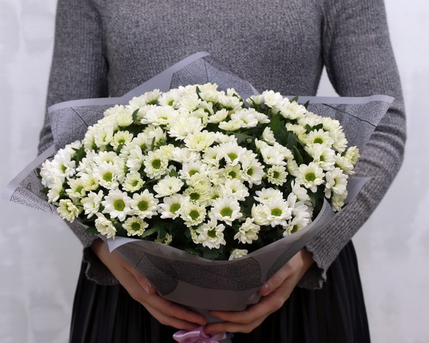 Букет із 25 білих кущових хризантем в упаковці