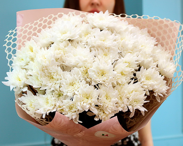 Букет із 9 білих кущових хризантем в дизайнерській упаковці