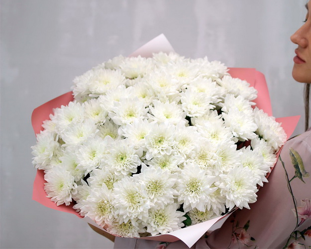 Букет із 15 білих кущових хризантем Балтика в стильній упаковці