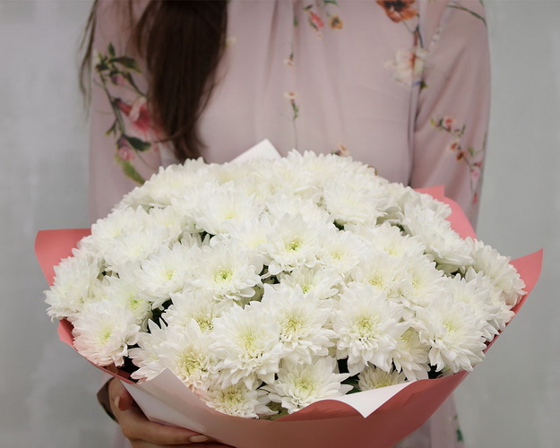 Букет із 15 білих кущових хризантем Балтика в стильній упаковці