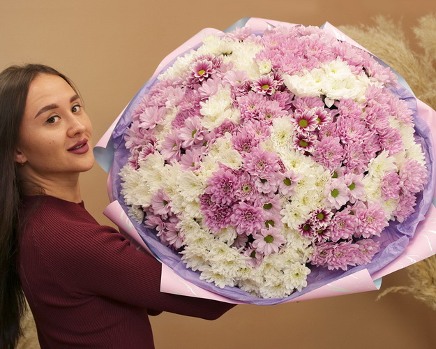 Букет з 51 хризантеми кущової ніжний мікс в стильній упаковці