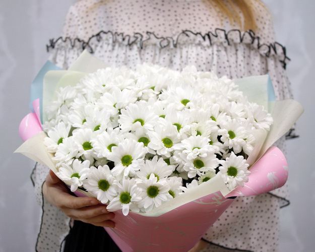 Букет із 15 хризантем в стильній упаковці