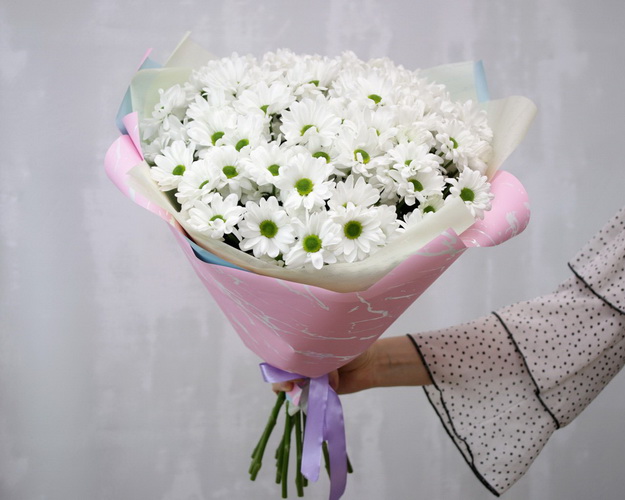 Букет із 15 хризантем в стильній упаковці