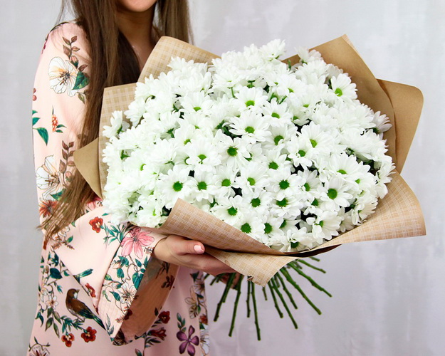 Букет із 25 білих кущових хризантем у стильній упаковці.