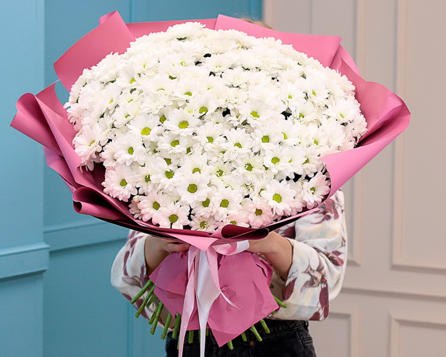 Букет із 51 білої кущової хризантеми в дизайнерській упаковці