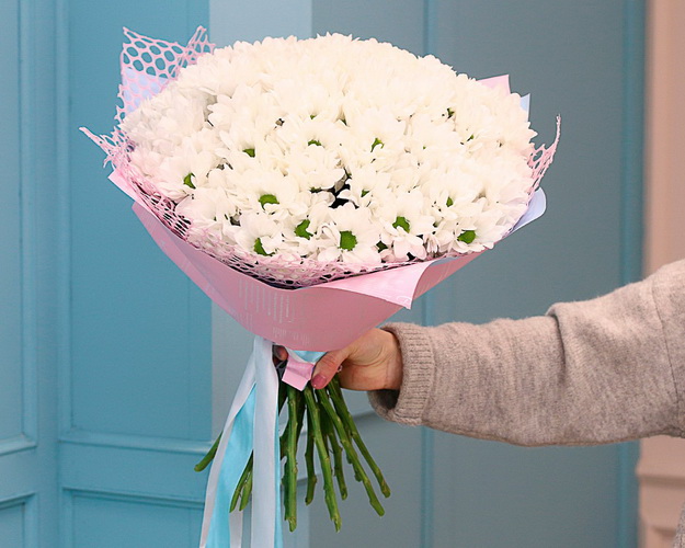 Букет із 25 білих кущових хризантем в дизайнерській упаковці