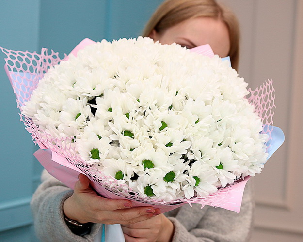 Букет із 25 білих кущових хризантем в дизайнерській упаковці