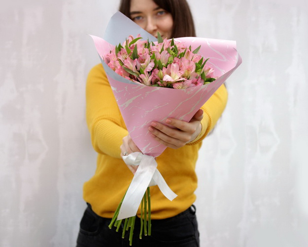 Букет із 15 рожевих альстромерій у стильній упаковці.