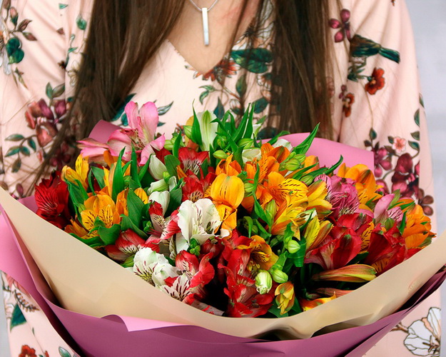 Букет з 25 альстромерій мікс у стильній упаковці