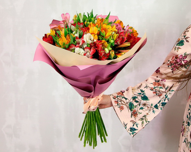 Букет з 25 альстромерій мікс у стильній упаковці