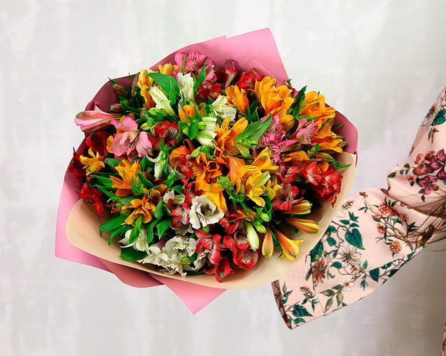 Букет з 25 альстромерій мікс у стильній упаковці