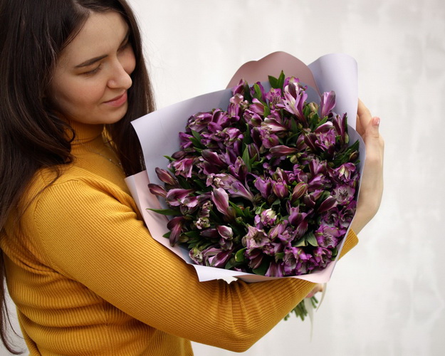 Букет із 35 фіолетових альстромерій у стильній упаковці.