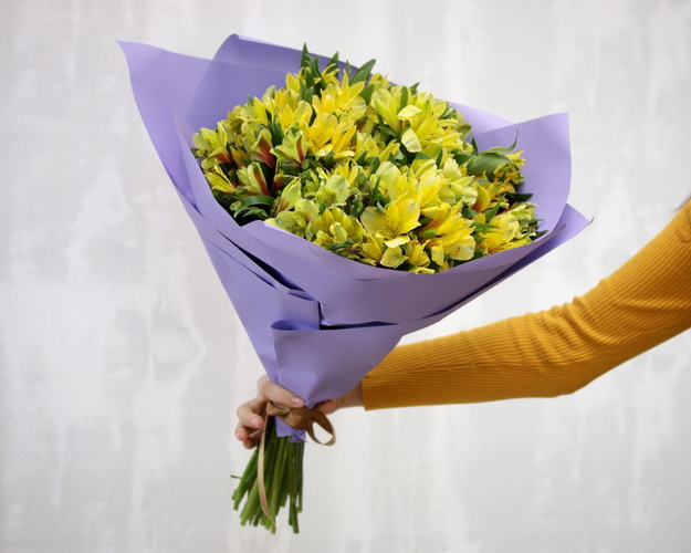 Букет із 25 жовтих альстромерій у стильній упаковці.