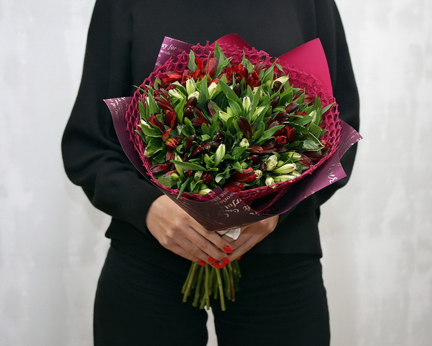 Букет із 25 альстромерій яскравий мікс у дизайнерській упаковці