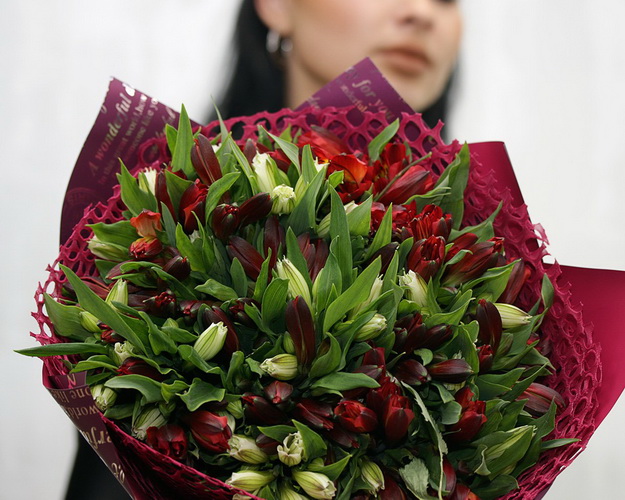 Букет із 25 альстромерій яскравий мікс у дизайнерській упаковці