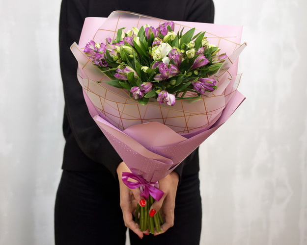 Букет із 17 альстромерій ніжний мікс у стильній упаковці