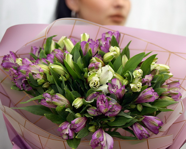 Букет із 17 альстромерій ніжний мікс у стильній упаковці