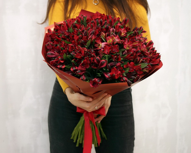 Букет із 51 червоної альстромерії у стильній упаковці.