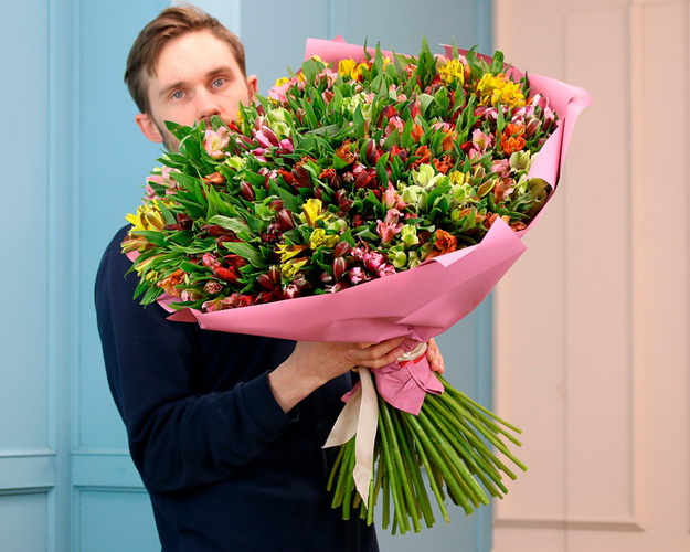 Букет із 79 альстромерій мікс у стильній упаковці.