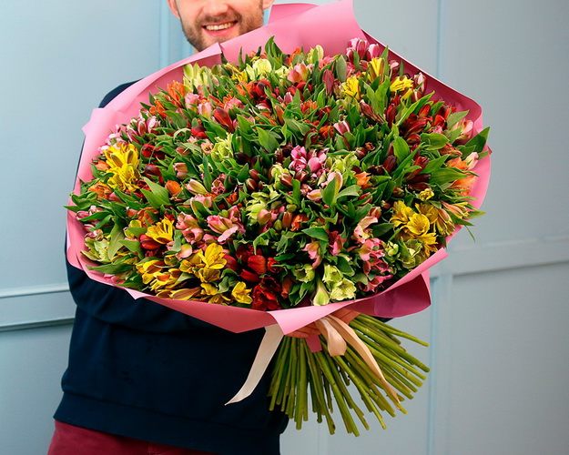 Букет із 79 альстромерій мікс у стильній упаковці.