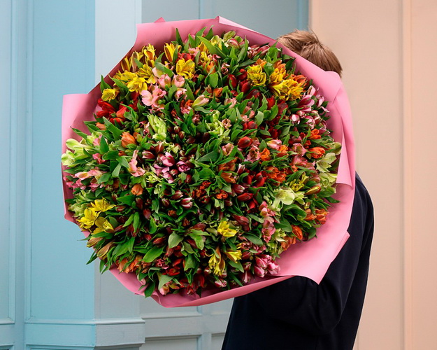 Букет із 79 альстромерій мікс у стильній упаковці.