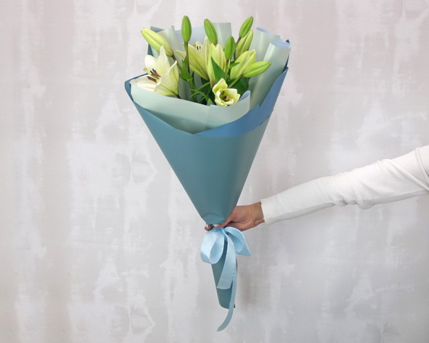 Букет з 3 лілій азіатських у дизайнерській упаковці