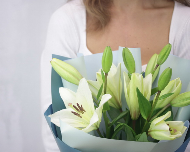 Букет з 3 лілій азіатських у дизайнерській упаковці