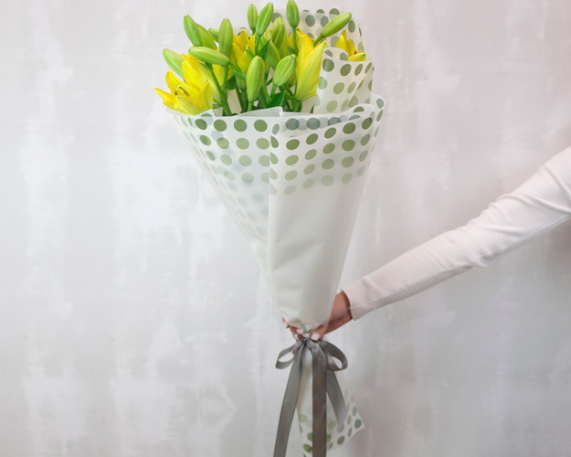 Букет із 5 лілій азіатських у стильній упаковці.