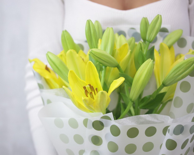 Букет із 5 лілій азіатських у стильній упаковці.