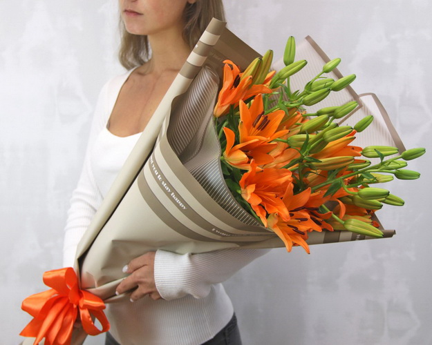 Букет із 7 лілій азіатських у стильній упаковці.