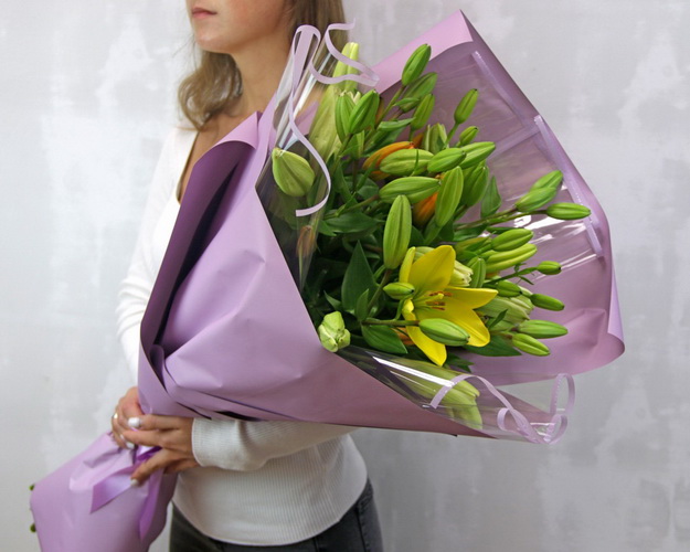 Букет з 11 лілій азіатських мікс у стильній упаковці