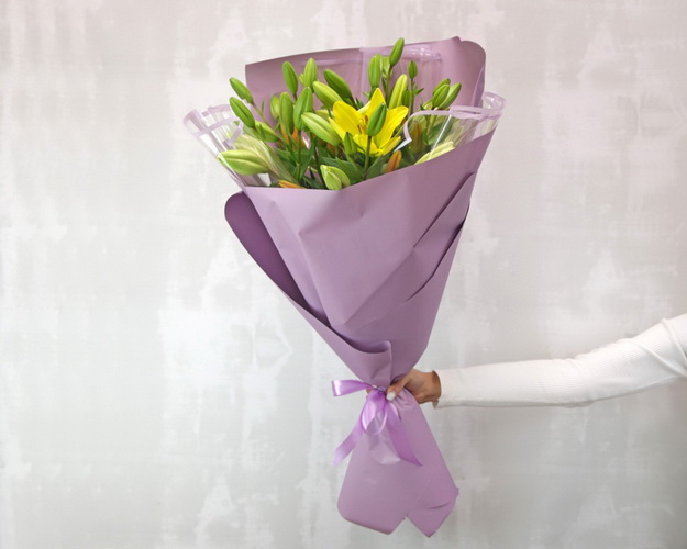 Букет з 11 лілій азіатських мікс у стильній упаковці