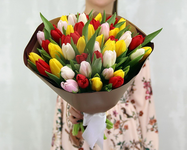 Букет із 45 тюльпану мікс у стильній упаковці