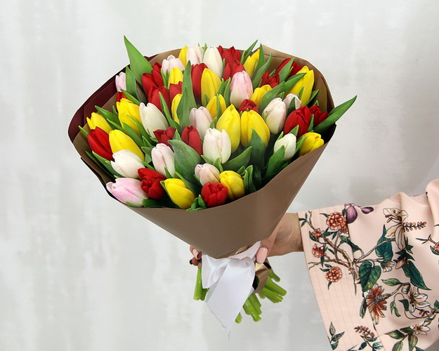 Букет із 45 тюльпану мікс у стильній упаковці